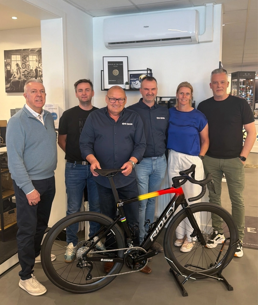 La leyenda del ciclocross Roland Liboton recibe una E-GRIFN con tricolor a través de nuestro distribuidor Smartwheels