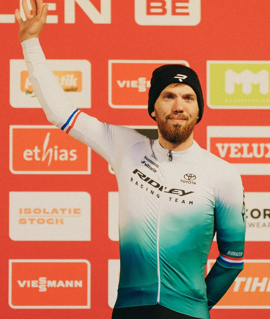 Completamente de vuelta tras una dura etapa: Joris Nieuwenhuis en el podio de la Copa del Mundo