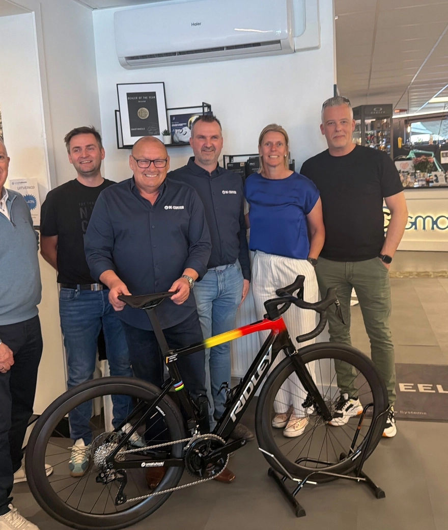 La leyenda del ciclocross Roland Liboton recibe una E-GRIFN con tricolor a través de nuestro distribuidor Smartwheels