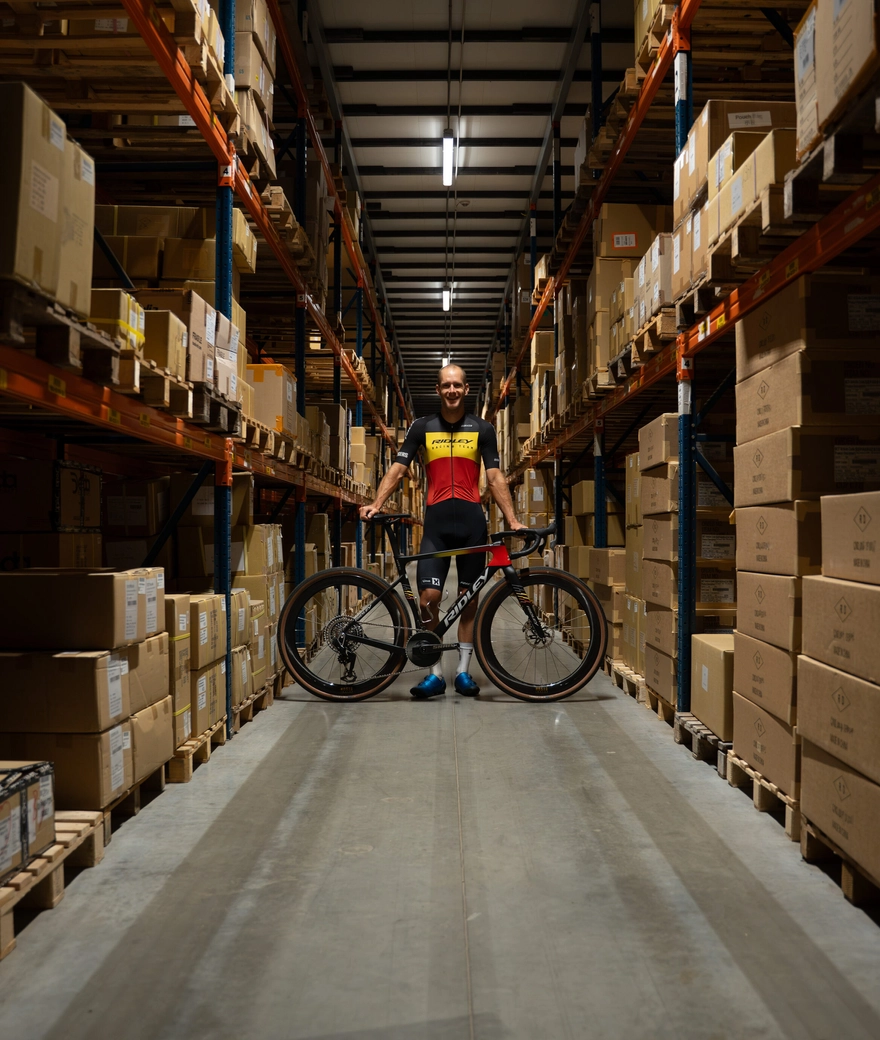 Belgian gravel champion Daan Soete receives ASTR RS in Belgian colours ahead of the European Gravel Championships