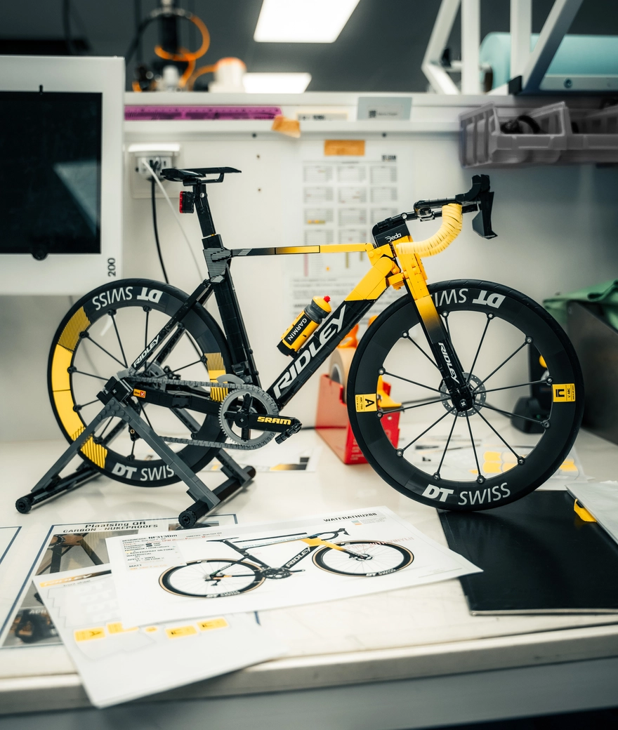 Build your LEGO® race bike into our Noah Fast Yellow