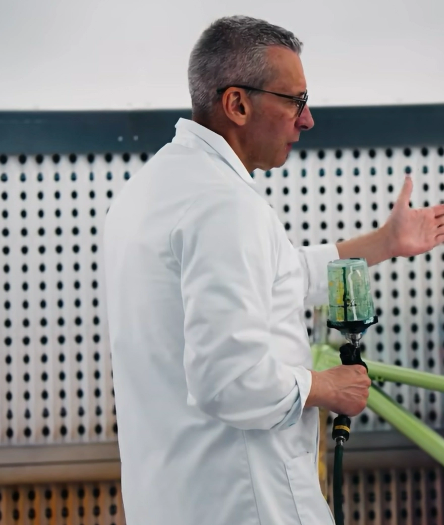 CEO in the paint shop: Jochim Aerts picks up the spray gun himself for unique Nukeproof project