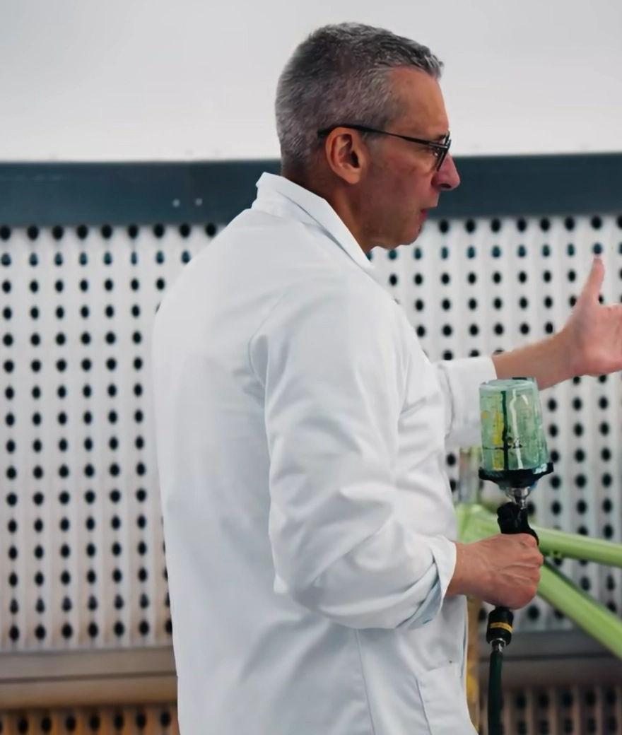 CEO in the paint shop: Jochim Aerts picks up the spray gun himself for unique Nukeproof project