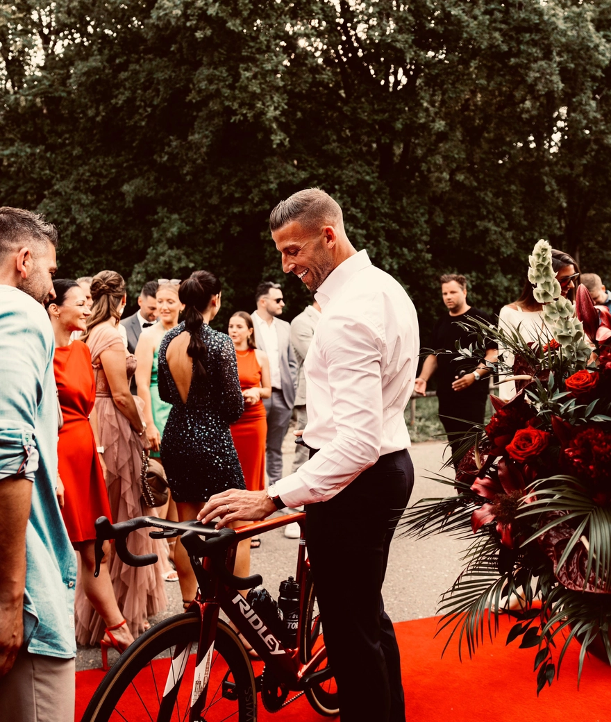 Ridley en Niels Albert Bike Store schenken gepersonaliseerde fiets aan afscheidnemende Toby Alderweireld
