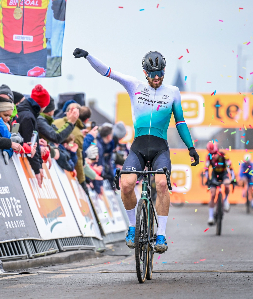 Joris Nieuwenhuis wint eerste wedstrijd voor Ridley Racing Team