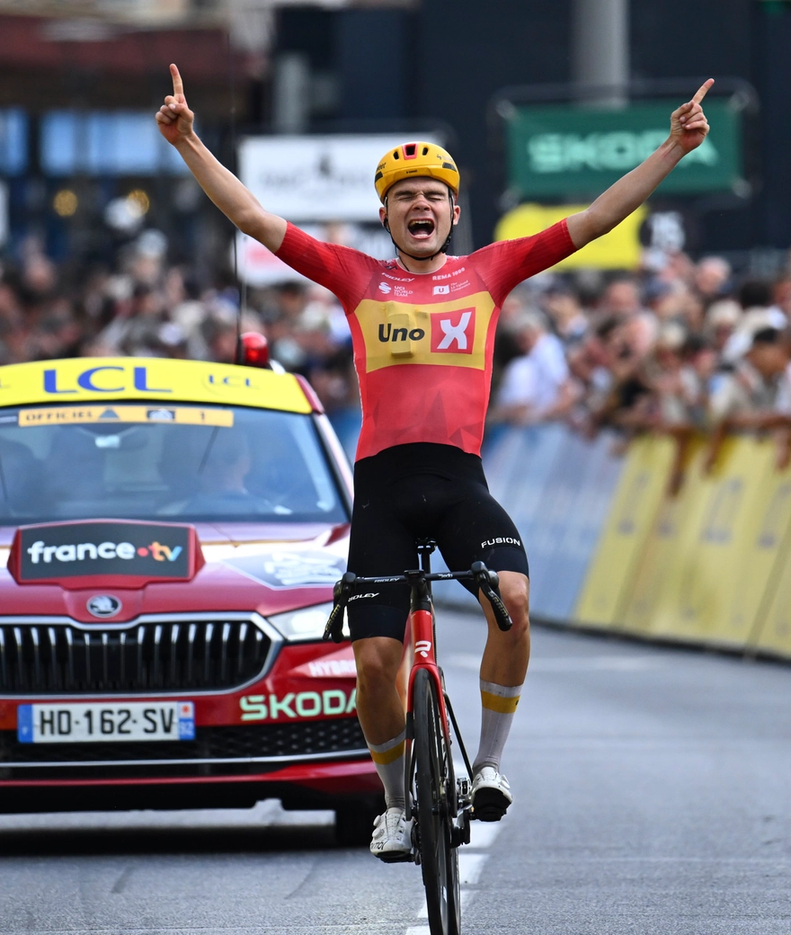 Anthon Charmig remporte la deuxième étape du Tour Auvergne-Rhône-Alpes après un magnifique sprint en solo