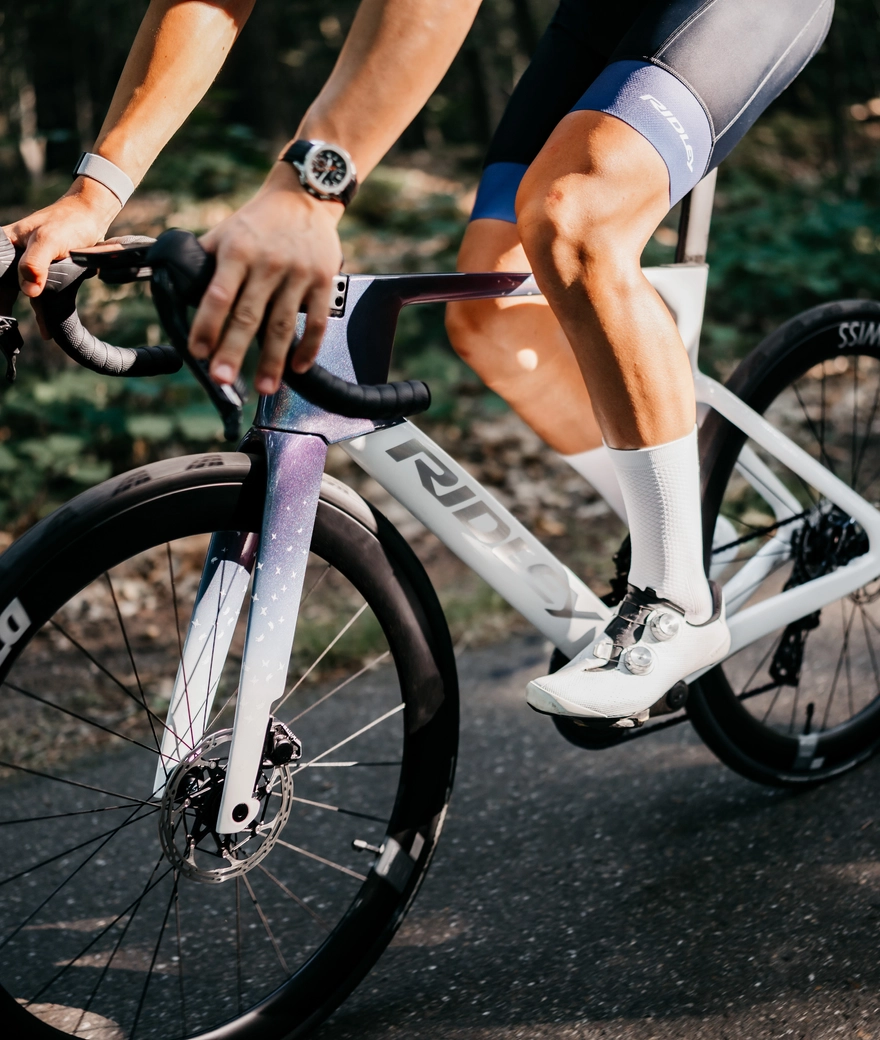 Dos dúos de UNO‑X en el Tour y el Tour de France Femmes con la bici edición limitada Tomorrowland
