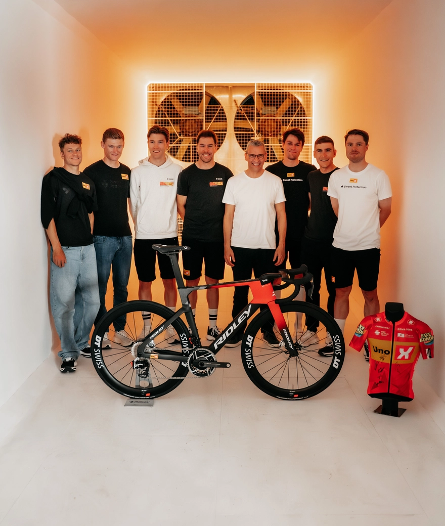 Uno-X riders visit factory facilities