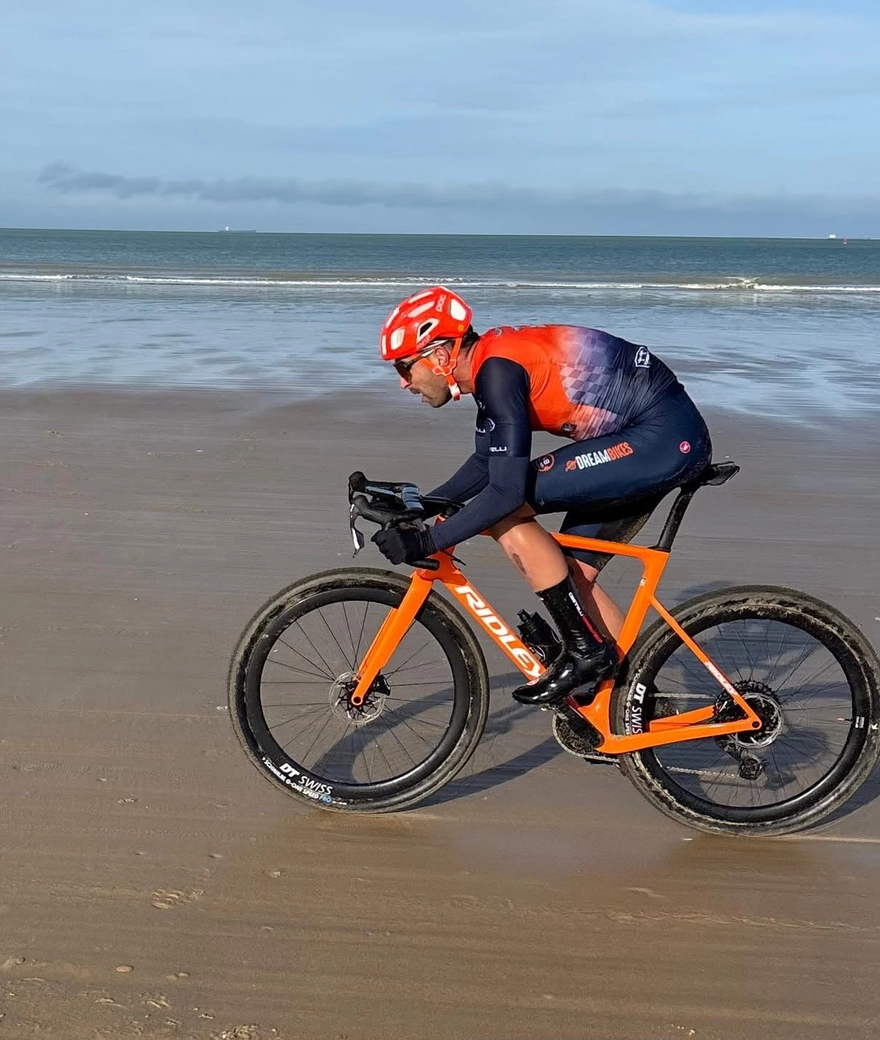 Riders from our dealer Captain Velo turn the ASTR RS into the ultimate beach racer